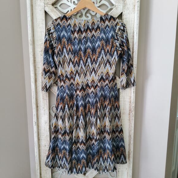 Rabbit Women's Petite 3/4 Sleeve Shift Midi Swing Dress Gray Gold Chevron Print - Picture 7 of 7